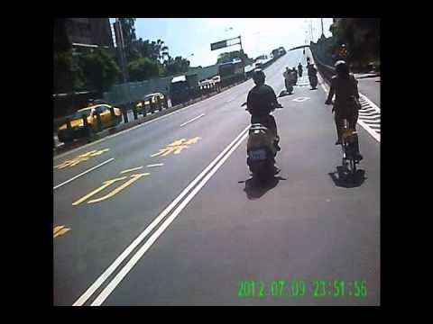 阿嬤在馬路上騎腳踏車 機車差點追撞 不打燈騎士一堆 廂型車不打燈