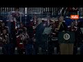 Trump balla 'Ymca' suonata dalla banda militare sul palco della Great American State Fair