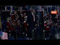Trump balla 'Ymca' suonata dalla banda militare sul palco della Great American State Fair