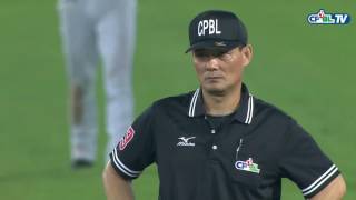 06/08 兄弟 vs Lamigo 九局上，王峻杰擊出右外野方向安打，經電視輔助判決，陳子豪回壘不及遭觸殺