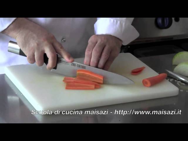 Scuola di cucina: tagliare la julienne di carote col trinciante 