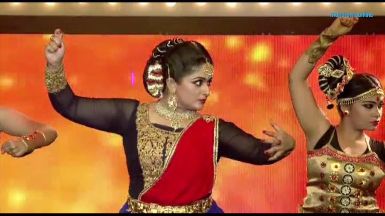 VANITHA FILM AWARDS 2016  | ബാഹുബലിയിലെ ഗാനത്തിന് ചുവടുവച്ച് കാവ്യ