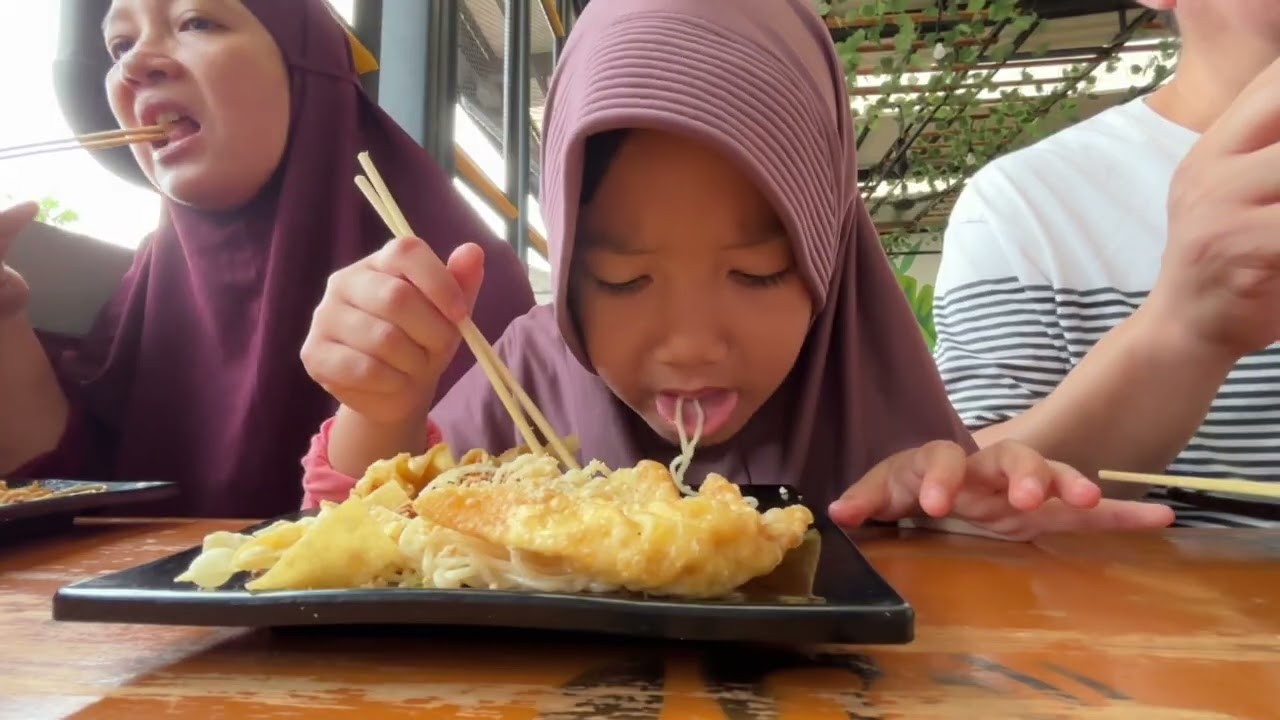 unboxing blind box dan makan mie gacoan