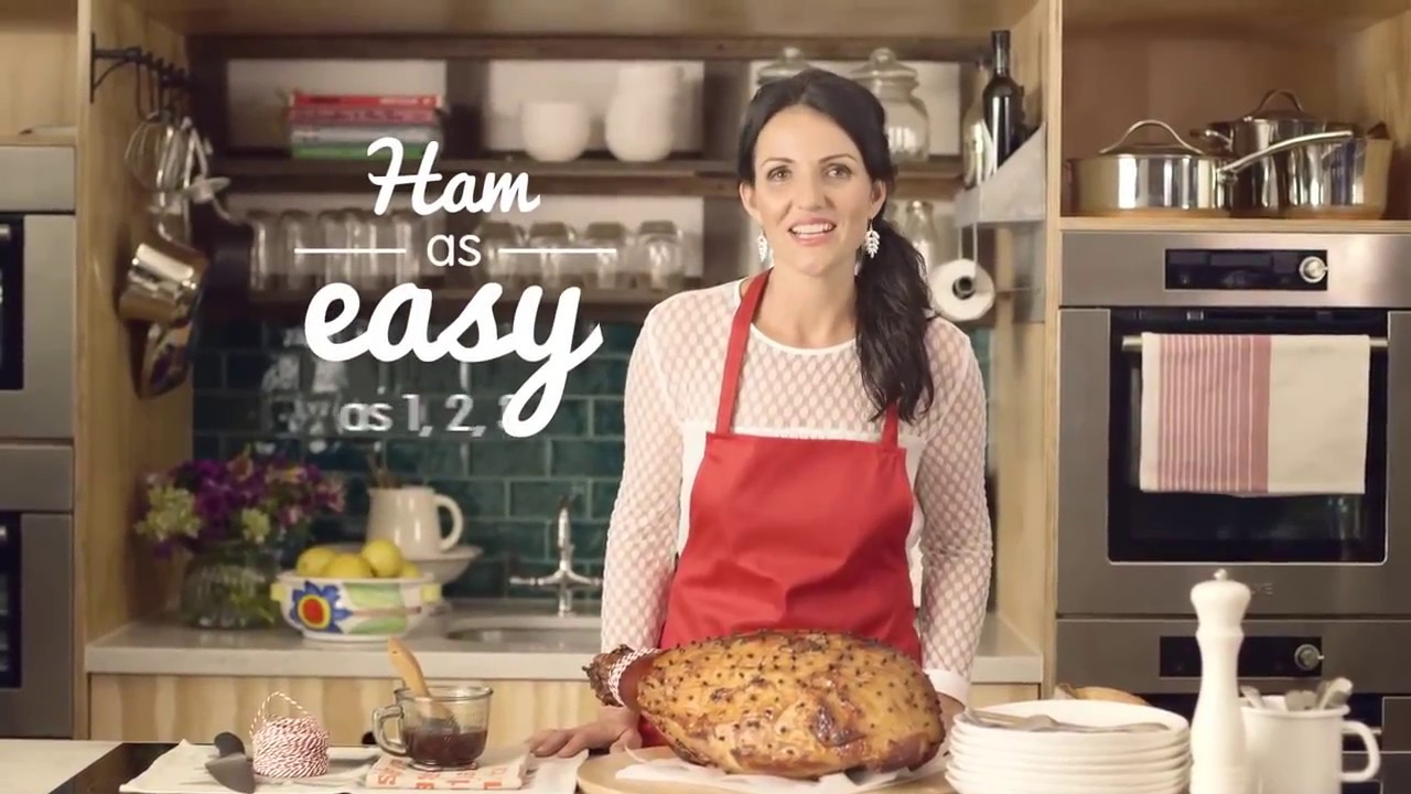 How to bake Christmas Glazed Ham with Chef Dominique Rizzo - YouTube