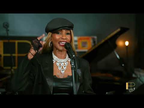 Videovoorbeeld: Maureen Sings Aretha — promovideo