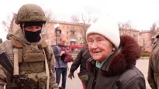 Раздача гуманитарной помощи жителям Херсона. Пожилая женщина читает стихи воинам РФ.
