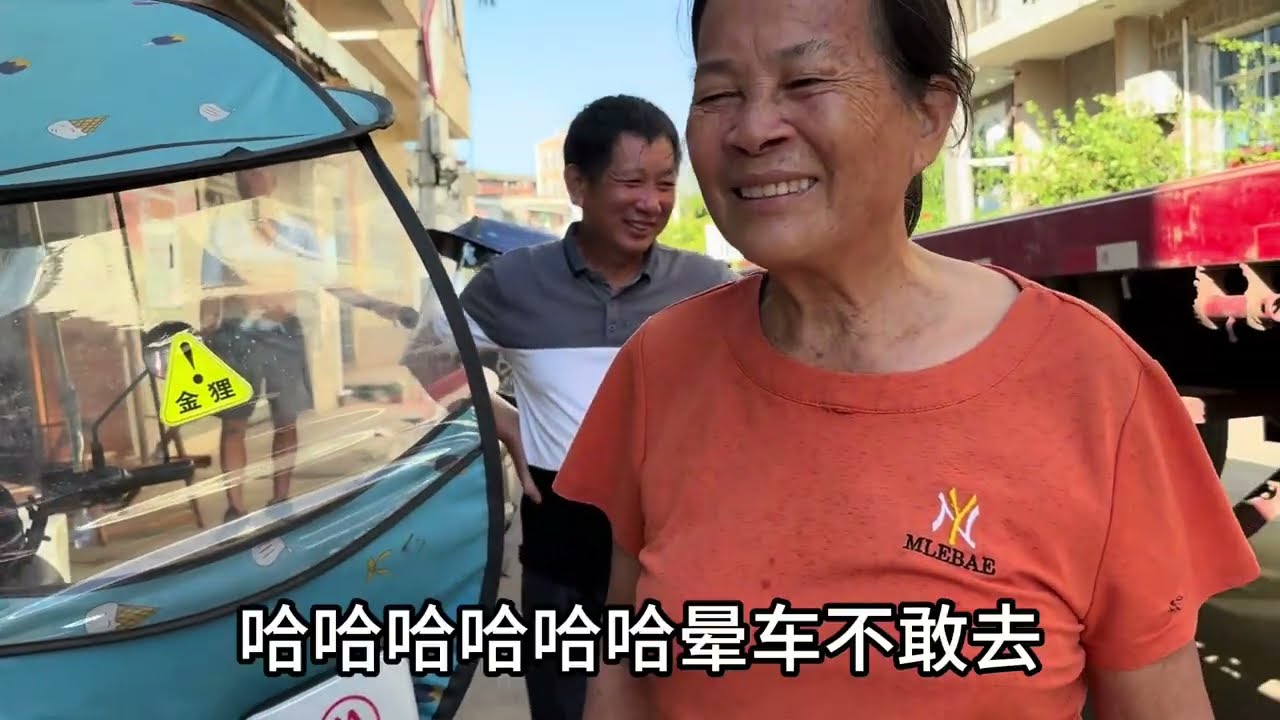 今天我们家几十号人去硇洲探望姑姑。吃完饭去赶海收获了好多新品海货收获满满。姑姑还准备了二姑姑送我们到渡口还依依不舍