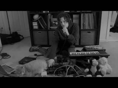 kidaudra - Live looper pedal light language vocals improv minimal beats meditation "threshold"