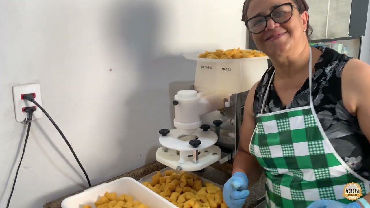 Como fazer travesseirinho 20g na máquina de salgados | Passo a passo com Débora Salgados