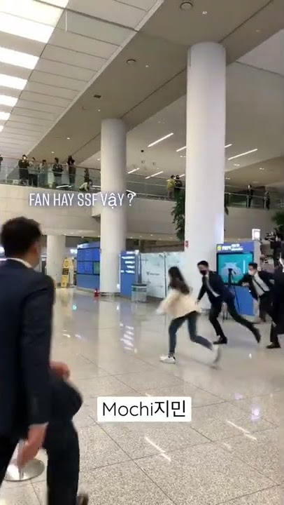 The crazy fan chasing BTS at the airport 🤬