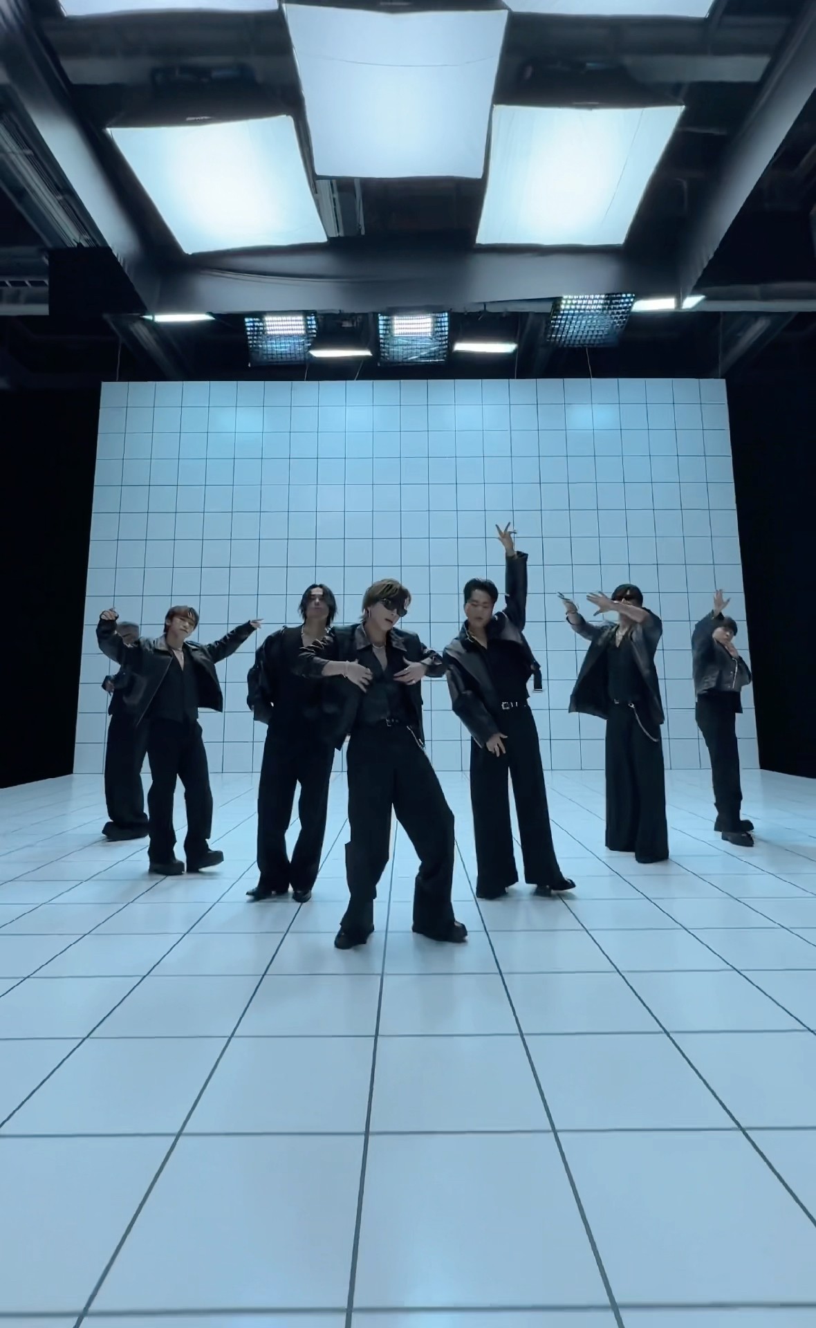 傘ならいらねえ☔️ #三代目JSOULBROTHERS #ThroughTheRAIN #JSB3_ONE