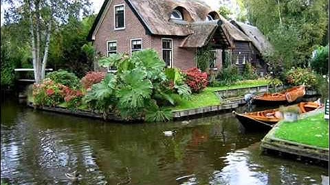 وما أرسلنا في قرية من نذير ((تلاوة جميلة))