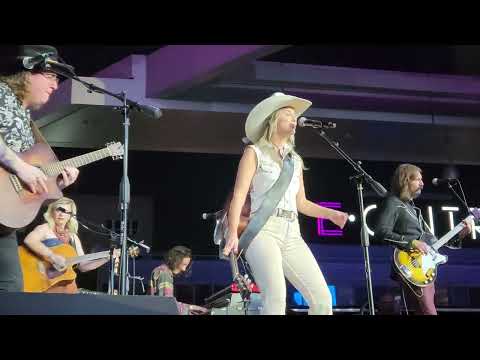 Lainey Wilson performing 4x4xU live on the rooftop of the Grammy Museum