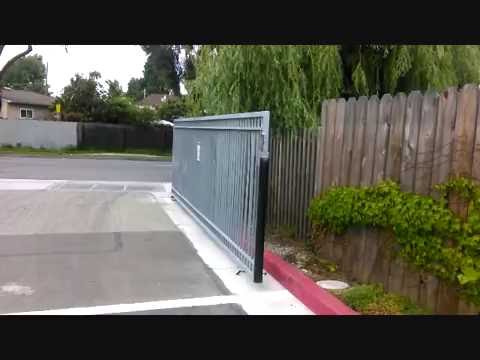 Swinging Gate Malfunction and Car Damage - YouTube