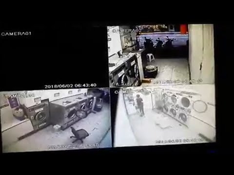 貓咪也傻眼! 全身潮牌男把洗衣粉桶當馬桶(翻攝畫面) - 貓咪也傻眼! 全身潮牌男把洗衣粉桶當馬桶(翻攝畫面)