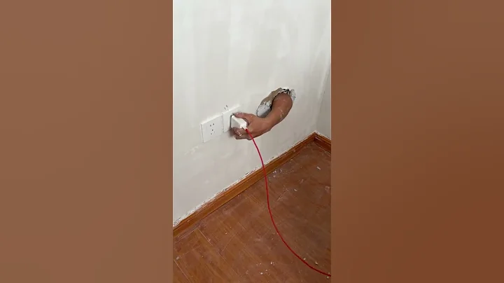 Cắm cái phích không được nhưng có bàn tay cắm hộ