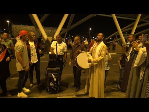 طبل ومزمار بلدي بمطار القاهرة في استقبال بعثة مصر