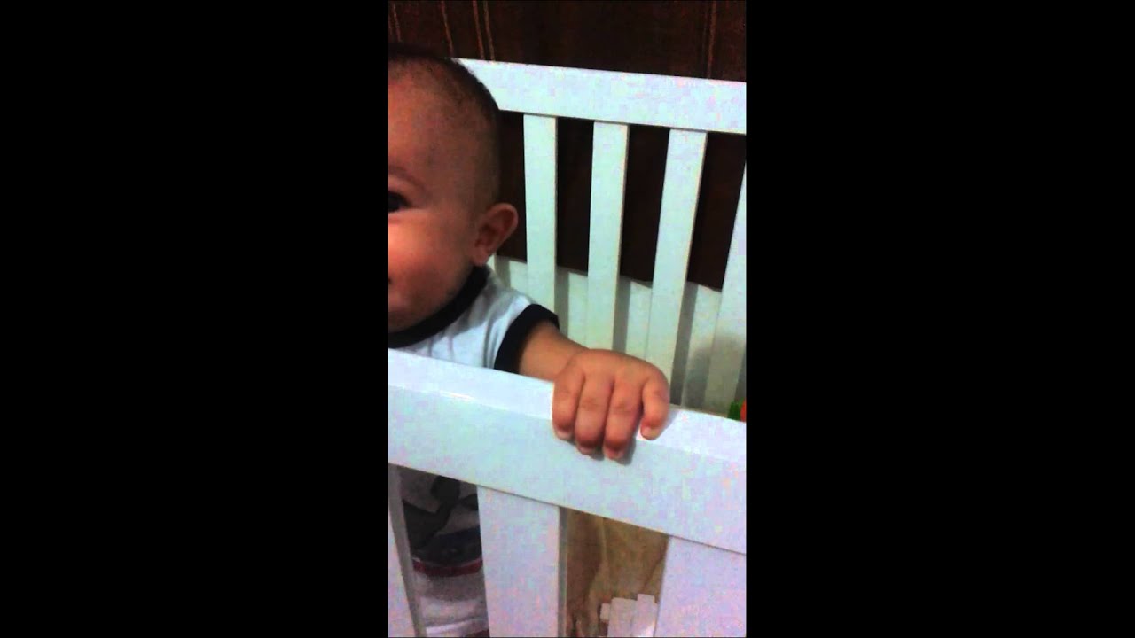 bebê balança a cabeça que não quer apanhar