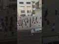 حجاج إندونيسيون يتمرنون في الشارع استعدادا لمناسك الحج.