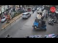 السرعة الزائدة تتسبب بانقلاب توك توك على أحد المارة في طرابلس الرجل بخير السرعة الزائدة تتسبب بانقلاب توك توك على أحد المارة في طرابلس الرجل بخير