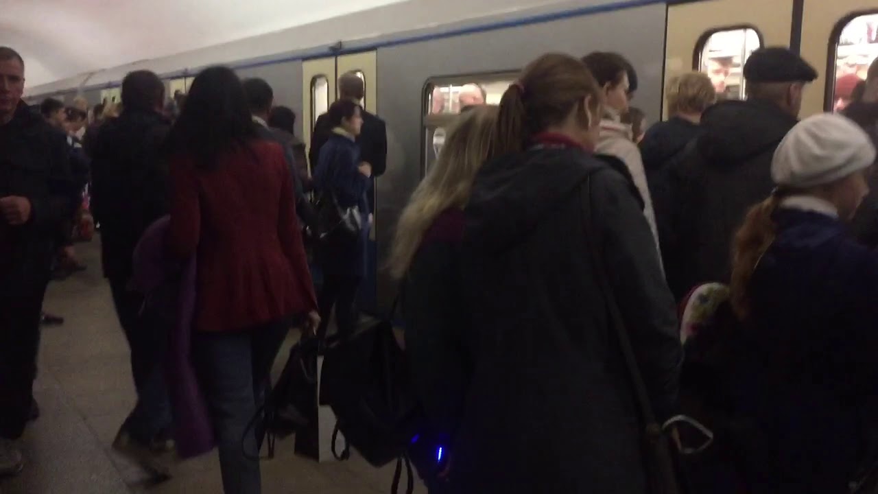 Час пик в метро это жёстко.