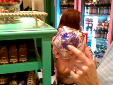 honeydukes-&-zonko's-joke-shop-at-the-wizarding-world-of-harry-potter