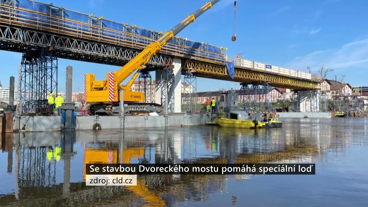 Zázrak techniky: Česká loď usazuje obří díly Dvoreckého mostu jako lego!