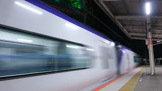 【最高速通過】E353系あずさ50号 稲毛駅をスパーク閃光しながら高速通過