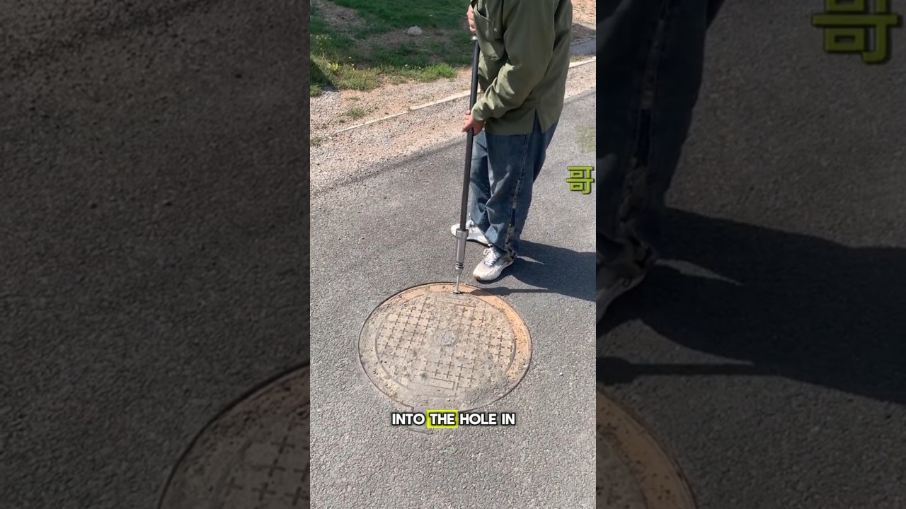 Как открыть крышку уличного канализационного люка