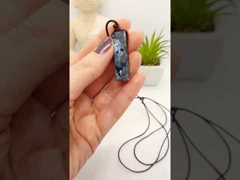 Кулон "брусочок" на шнурку натуральний камінь темний лабрадорит іризація, видео 1