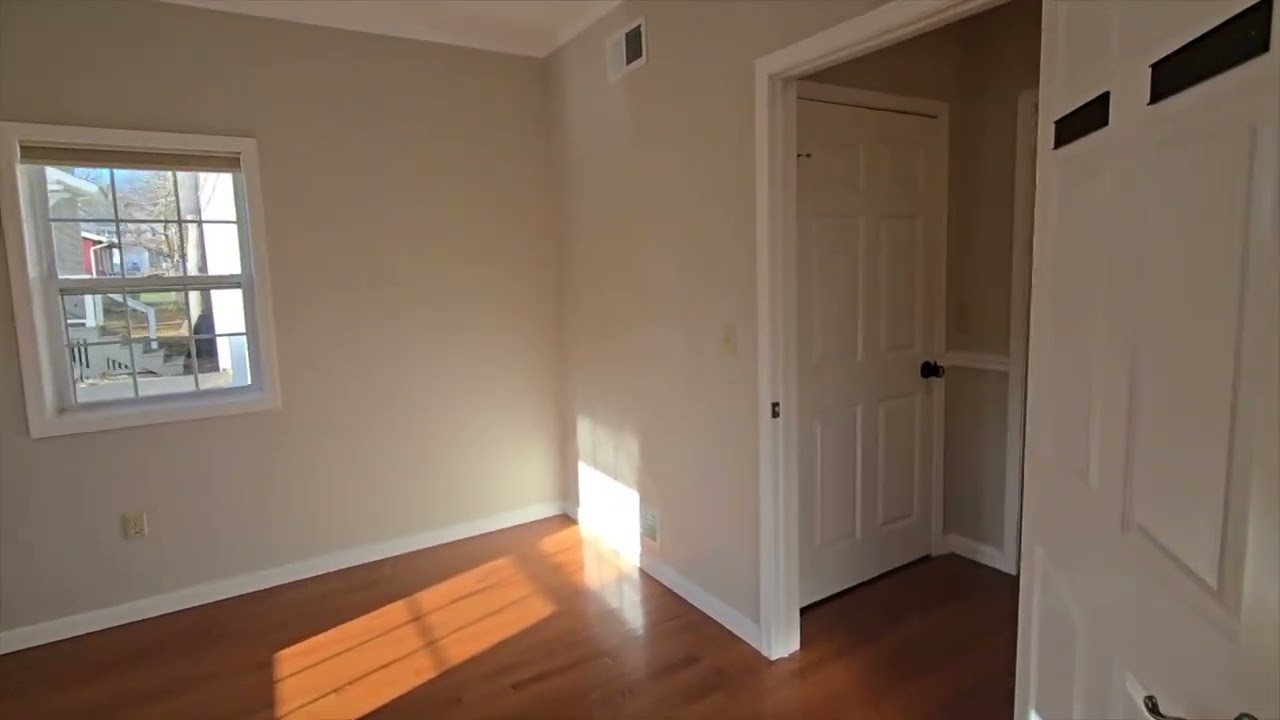 44 Oxford Road, New Hartford