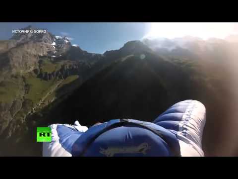 Бейсджампер пролетел сквозь расщелину в скале в костюме крыле