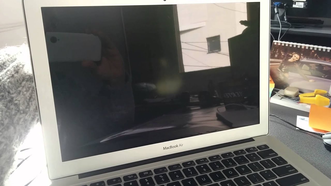 MacBook Air - Apple logo sun burn