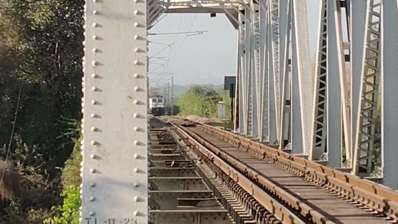 IRFCA :- 19412 DLPC SABARMATI EXPRESS SKIPPING SHRI KIRATPUR SAHIB WITH VALSAD WAP7 SILENTLY HONKING