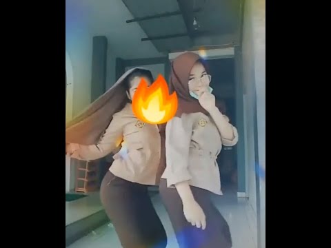 HOT! 2 Cewek ABG Asik Joget Dengan Baju Pramuka