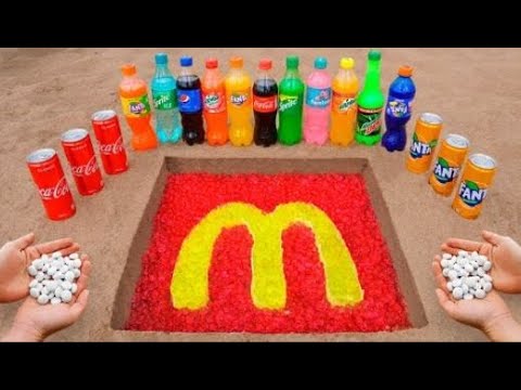 Логотип McDonalds в отверстии с Orbeez Coca Cola Mentos Популярные газированные напитки