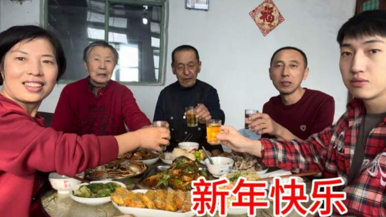 煎炒烹炸做了十个菜，家人一起举杯迎新年，祝家人和朋友龙年大吉 #我的年味故事 #过年啦过年啦 #乡村味道 #记录真实生活 #团圆饭一家人