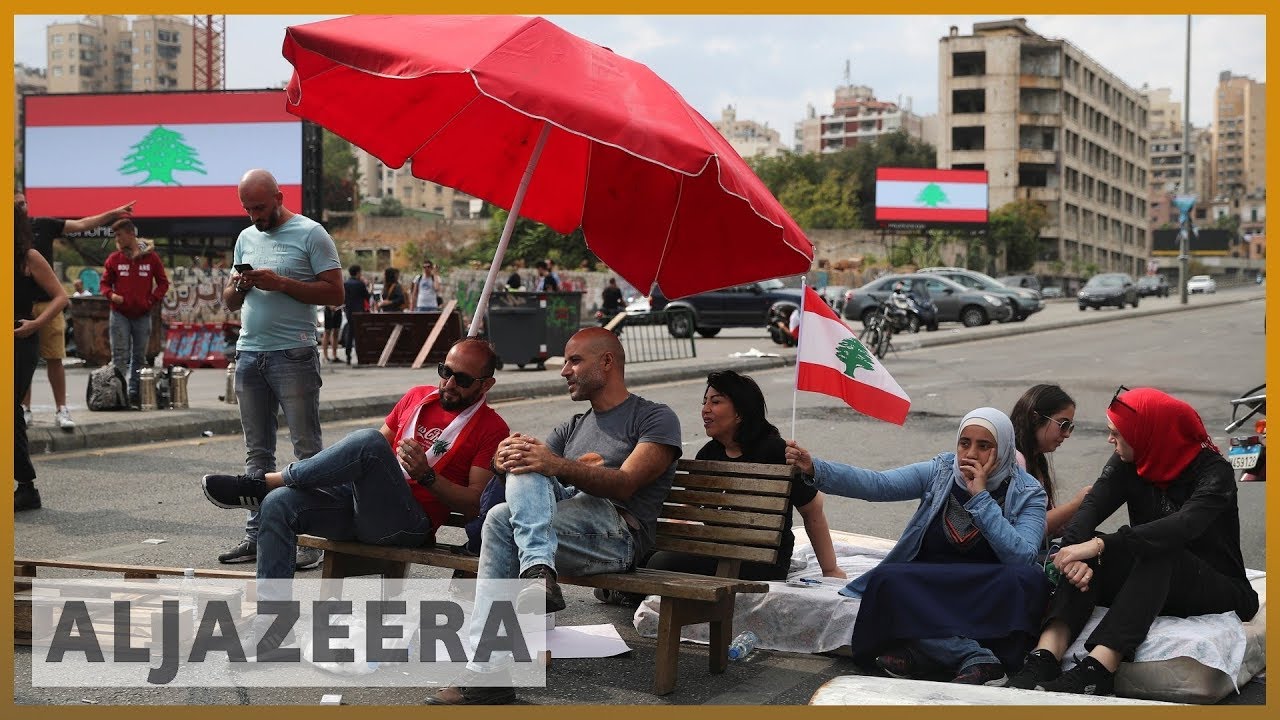 أقام متظاهرون لبنانيون حواجز وأغلقوا الطرق الرئيسية
