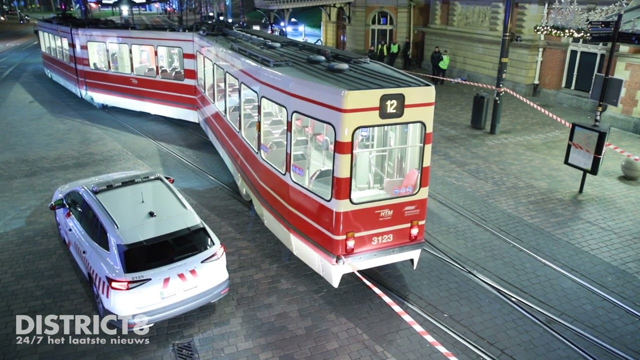 Tram 12 ontspoord voor station Holland Spoor, dienstregeling ontregeld Stationsplein Den Haag