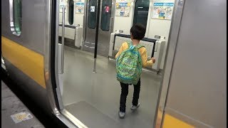 【電車の座席を手で引き出す】総武線E231系0番台の6扉車(サハE230)