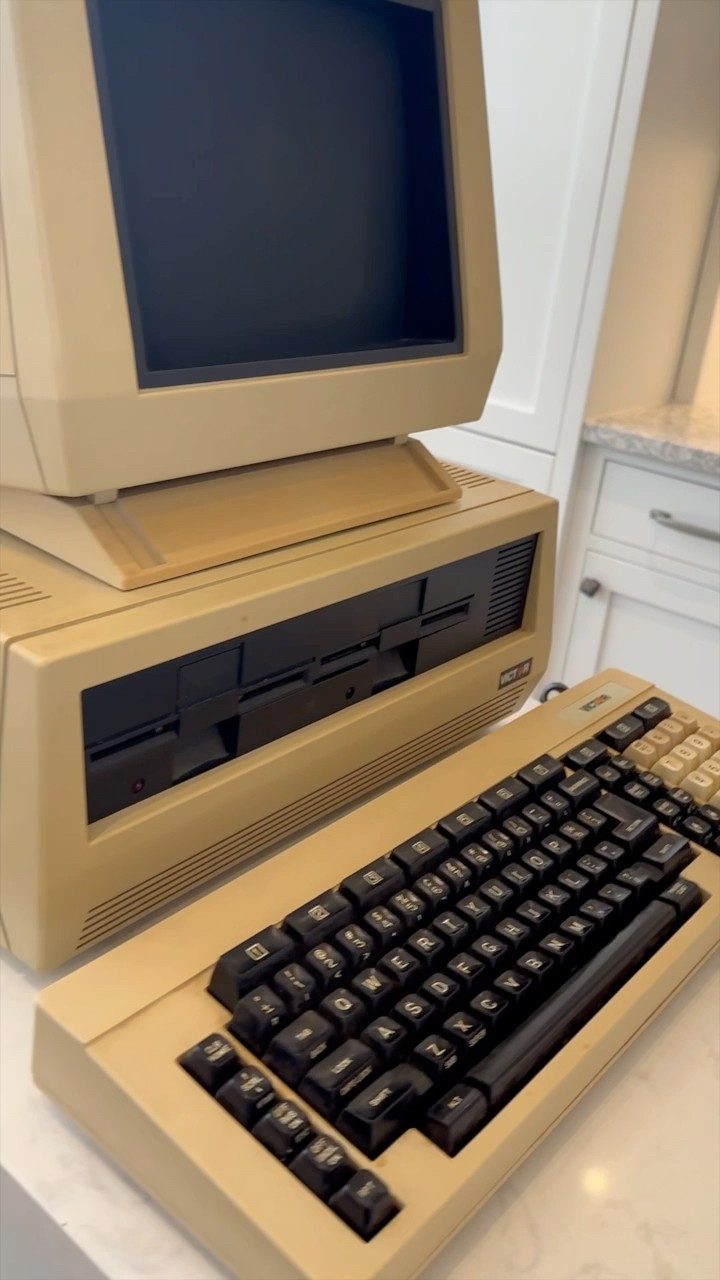 The Victor 9000 “Business Computer” from 1982! - YouTube