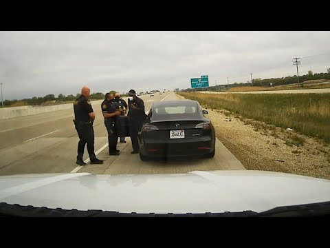Video: Kaip policija sustabdo vairavimą neblaiviam autopilotu „Tesla“?