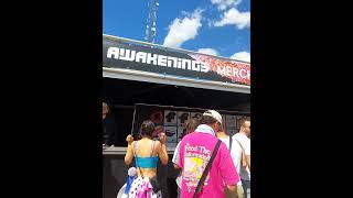 comprando las gafas en el festival de techno Awakenings #travelmode #technofamily #technolife