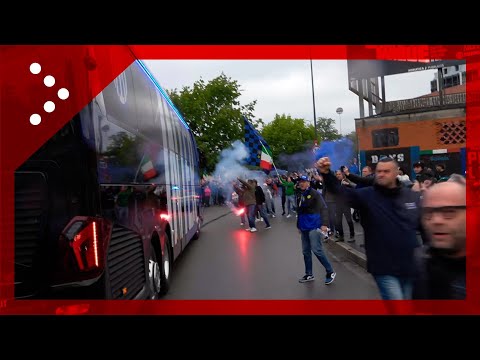 Inter campione d'Italia, bus nerazzurri arriva allo stadio per gara contro Torino: tifosi in delirio