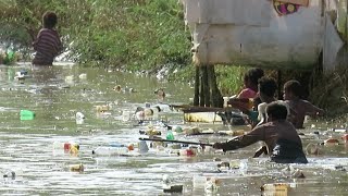 Anak-anak Papua mengais Rezeki dari Botol Plastik yang hanyut di sungai