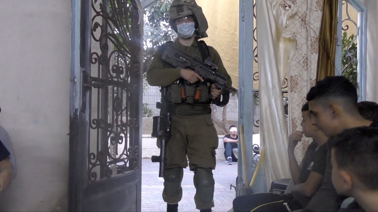Soldiers raid Da'na family’s building in Hebron, hold 100 members until morning and ransack homes