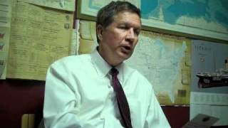 Governor Kasich holds round table discussion in Jackson