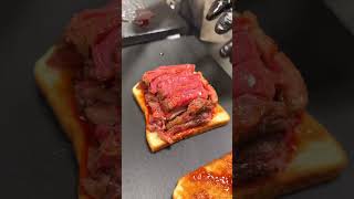 レアステーキを豪快に詰め込んだ肉パン！肉の旨味と特製バーベキューソースが混ざり合う極上メシ【大阪梅田：pit master VAMOS】