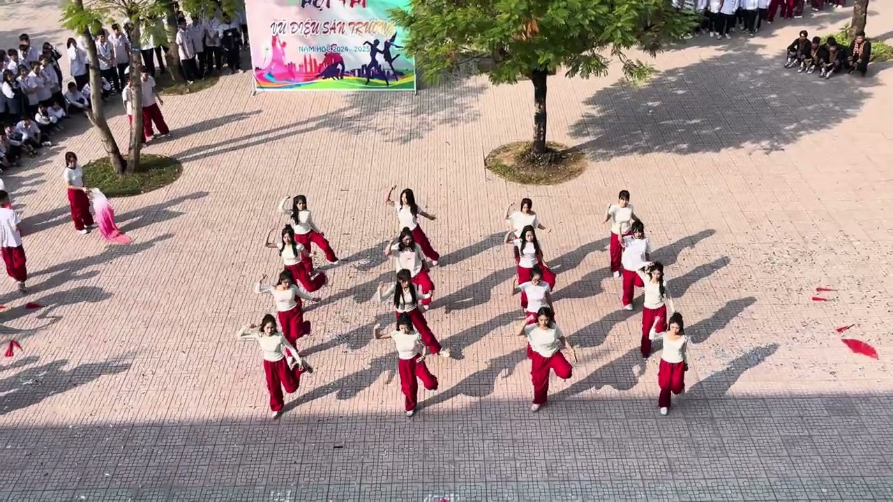 Tiết mục dân vũ lớp 12A8 THPT Ngô Quyền