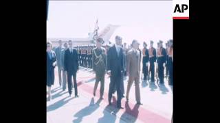 SYND 14 1 77 EGYPTIAN PRESIDENT SADAT AND KING HUSSEIN OF JORDAN MEET IN ASWAN FOR TALKS